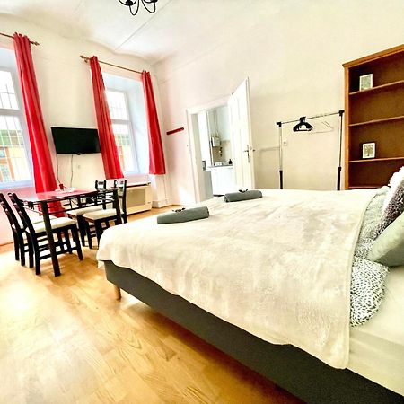 Very Warm Home With Big Bed Near New York Cafe Boedapest Buitenkant foto