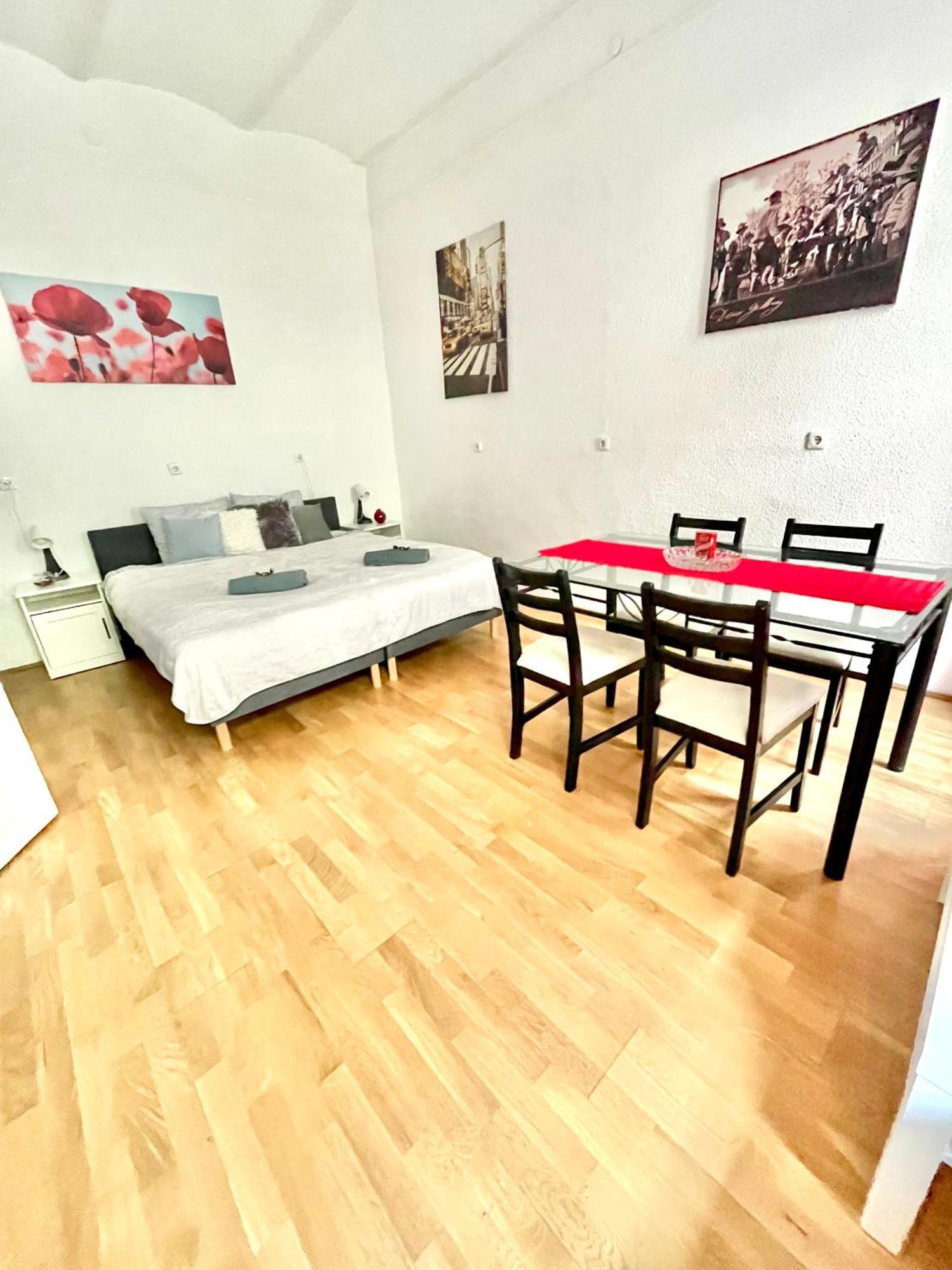 Very Warm Home With Big Bed Near New York Cafe Boedapest Buitenkant foto