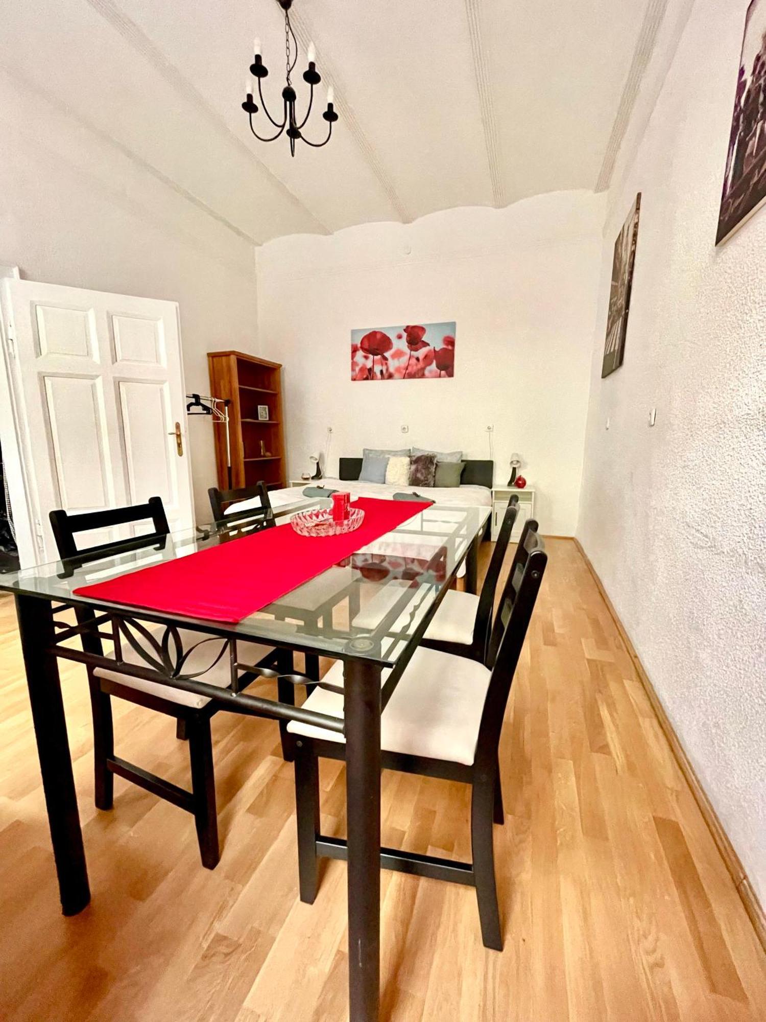 Very Warm Home With Big Bed Near New York Cafe Boedapest Buitenkant foto
