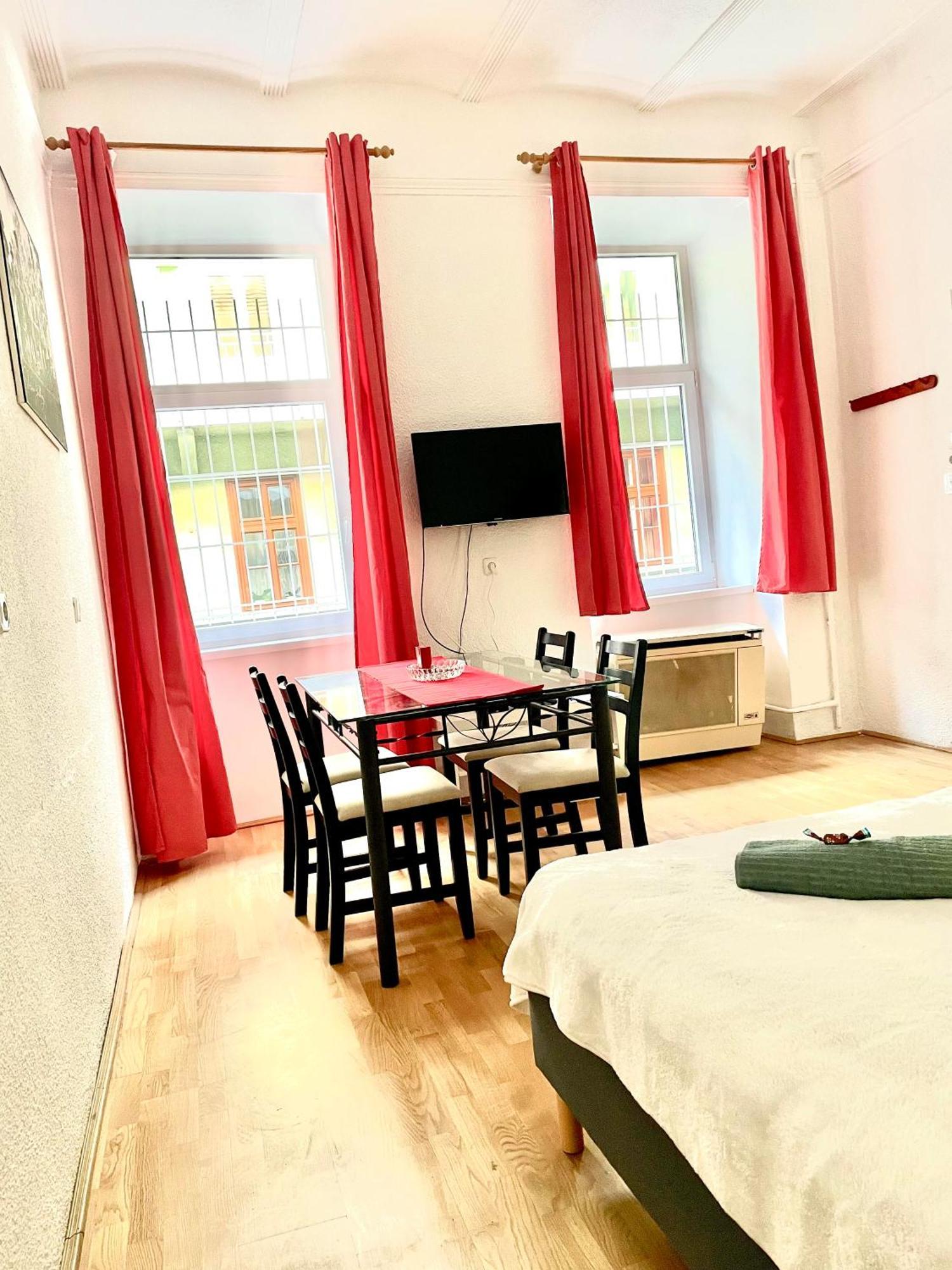 Very Warm Home With Big Bed Near New York Cafe Boedapest Buitenkant foto
